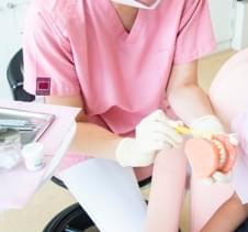 ホワイトニングについての説明、歯の表面をクリーニング